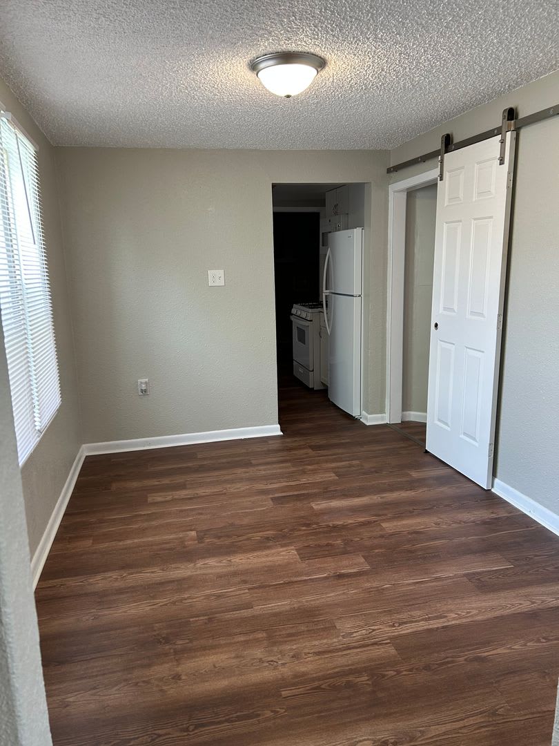 1 bed + 1 bonus room apartment in Laurel – photo 1 of 9