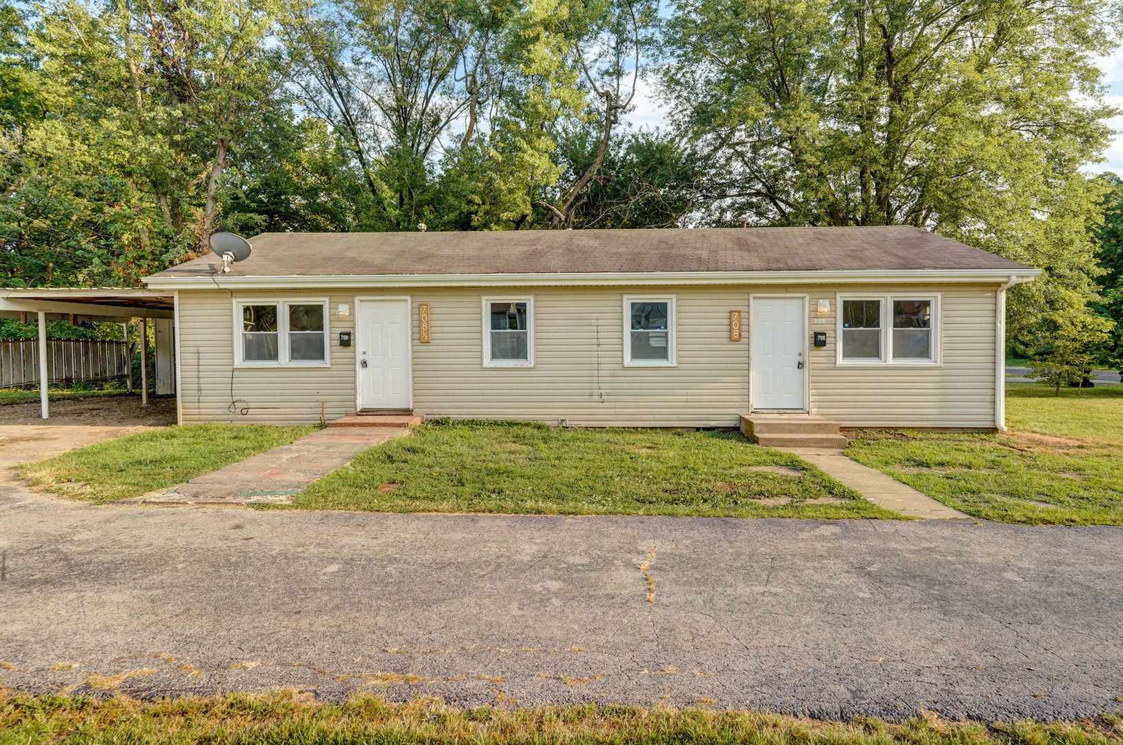 1 Bedroom 1 Bathroom House With Carport Located On A Quiet Street Lawn Care And Trash Included Pets Welcome – photo 1