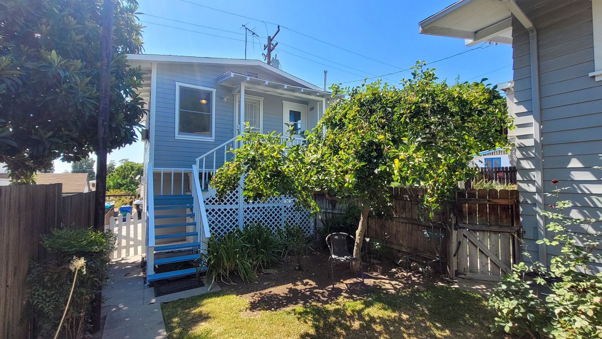 1 Bed 1 Bath Upstairs Back House Available Now! – photo 1 of 13