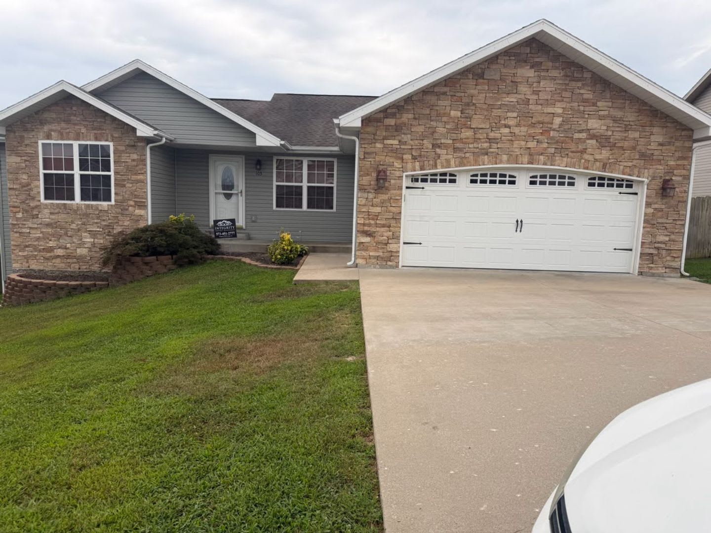 Beautiful fenced home – photo 1