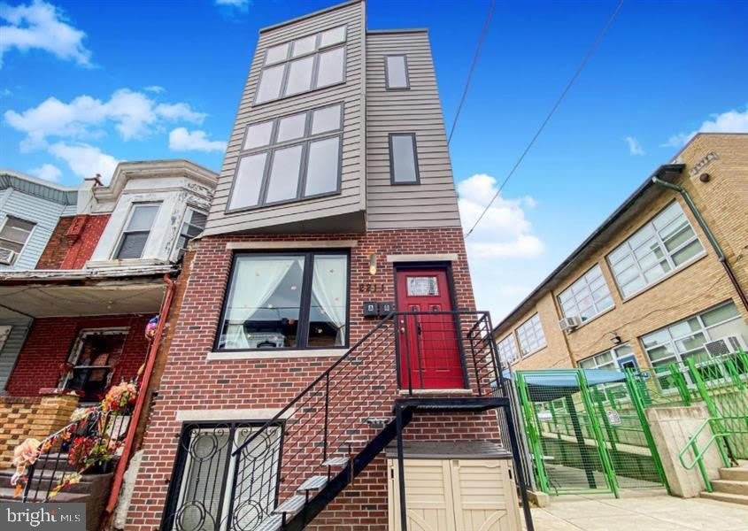 2211 MOORE Street – photo 1