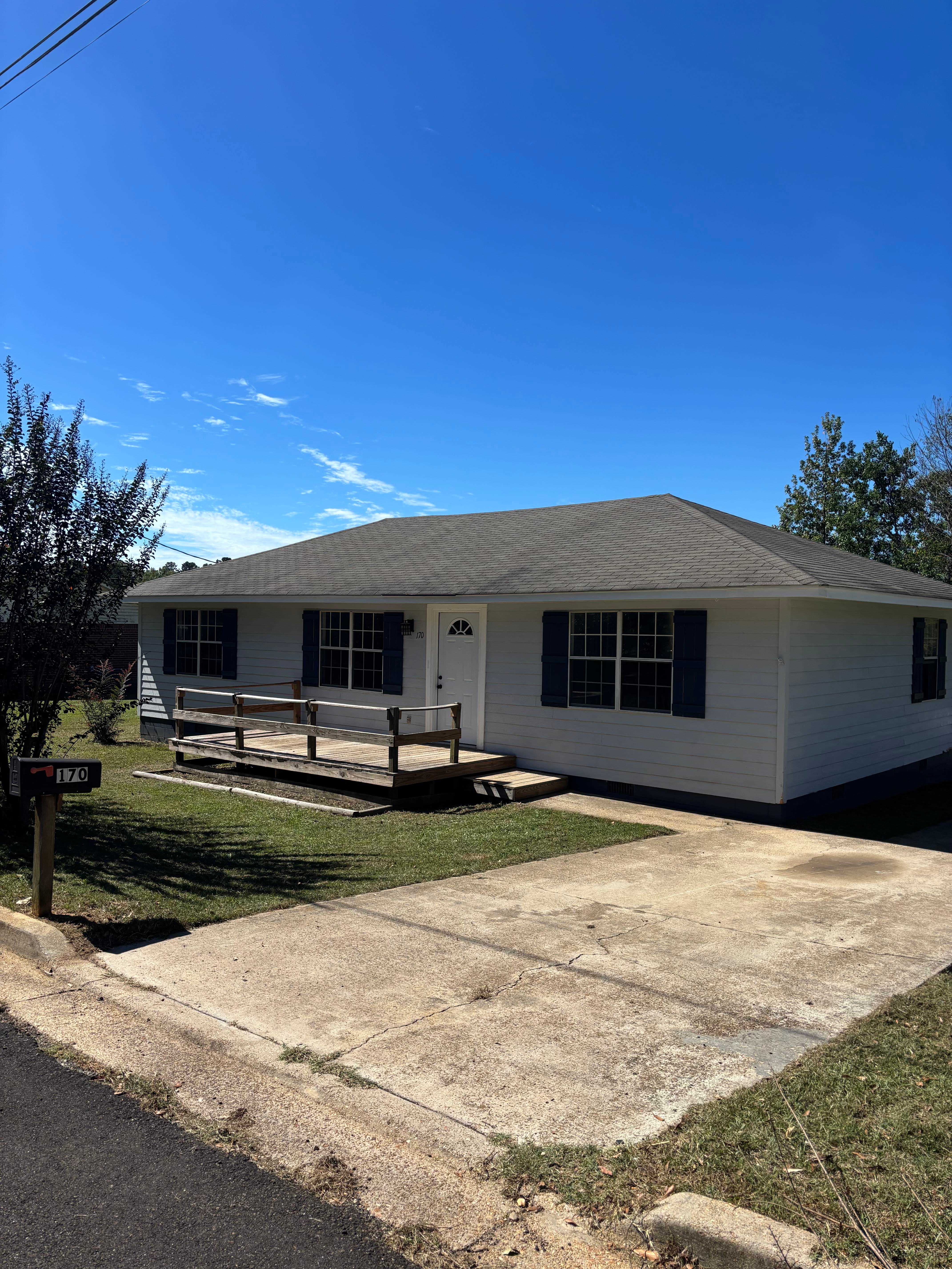 170 Colonial Circle – photo 1 of 5