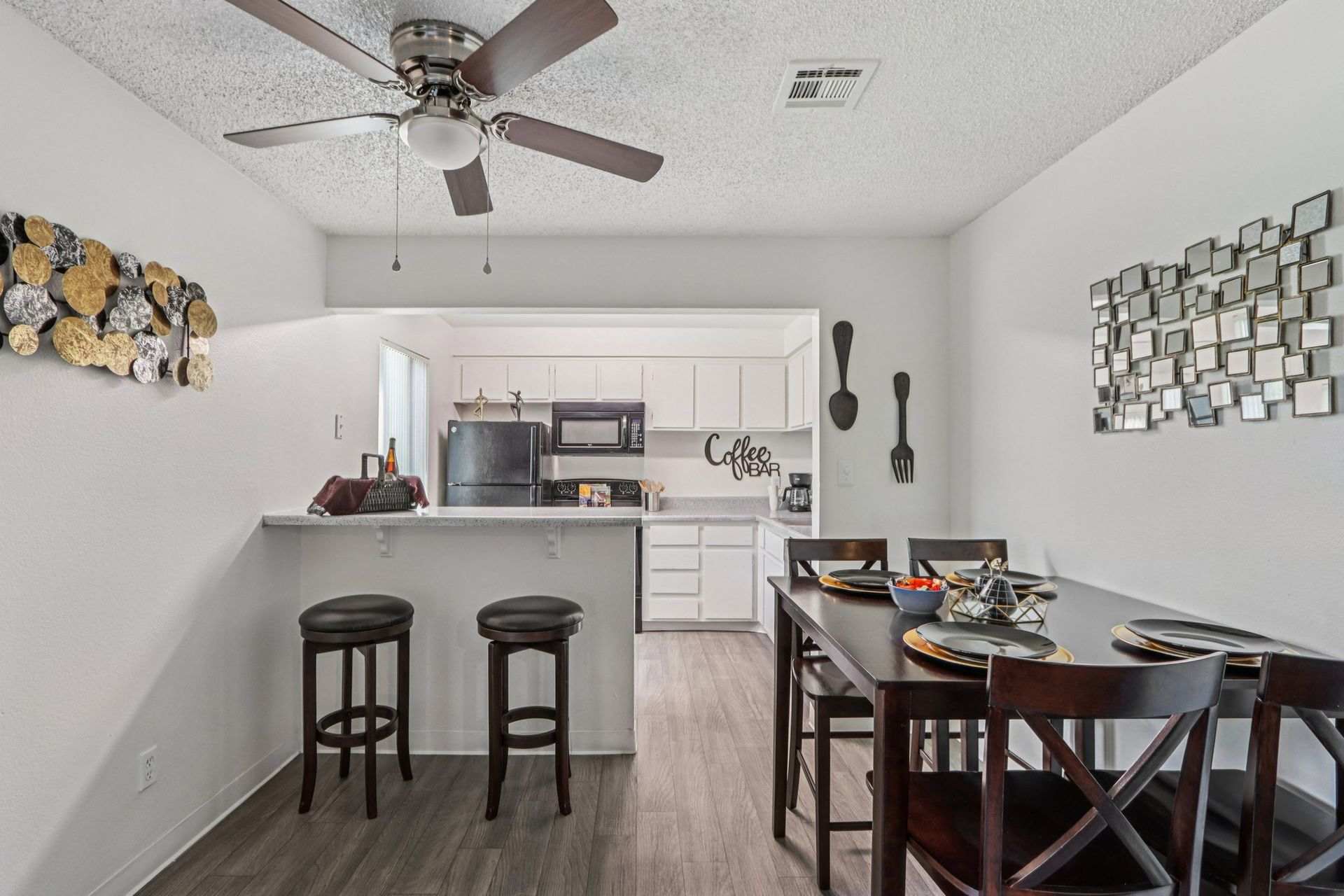Sahara and Playa Palms Apartments – photo 1