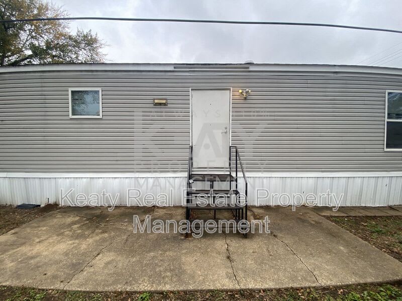 926 S Railroad Avenue – photo 1 of 9