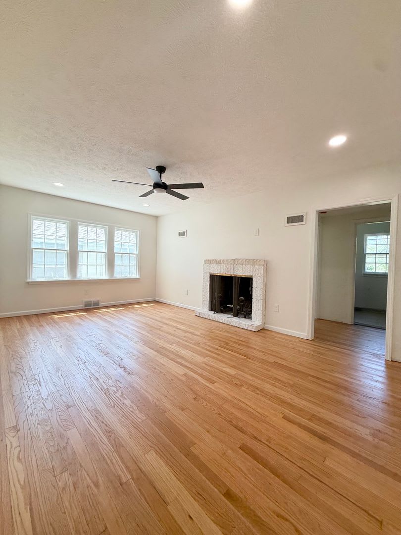 Newly Remodeled 3 Bedroom! Coming Soon! – photo 1