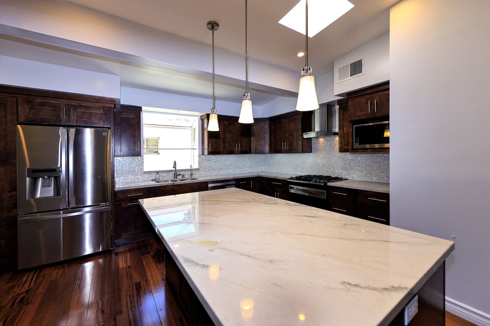 4 Bedrooms/3 Bathrooms in Encino – photo 1
