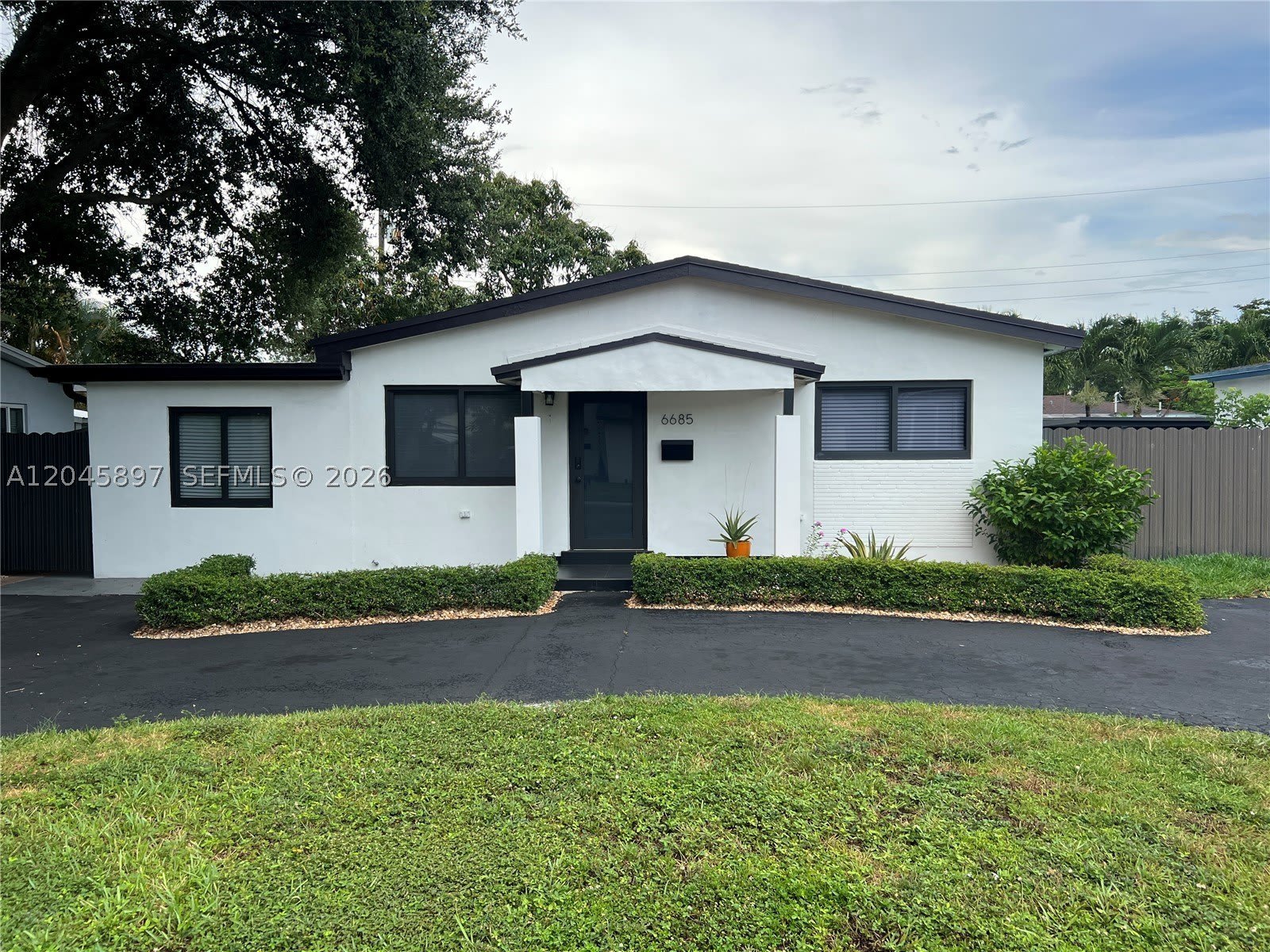 6685 NW 38th Ter – photo 1 of 18