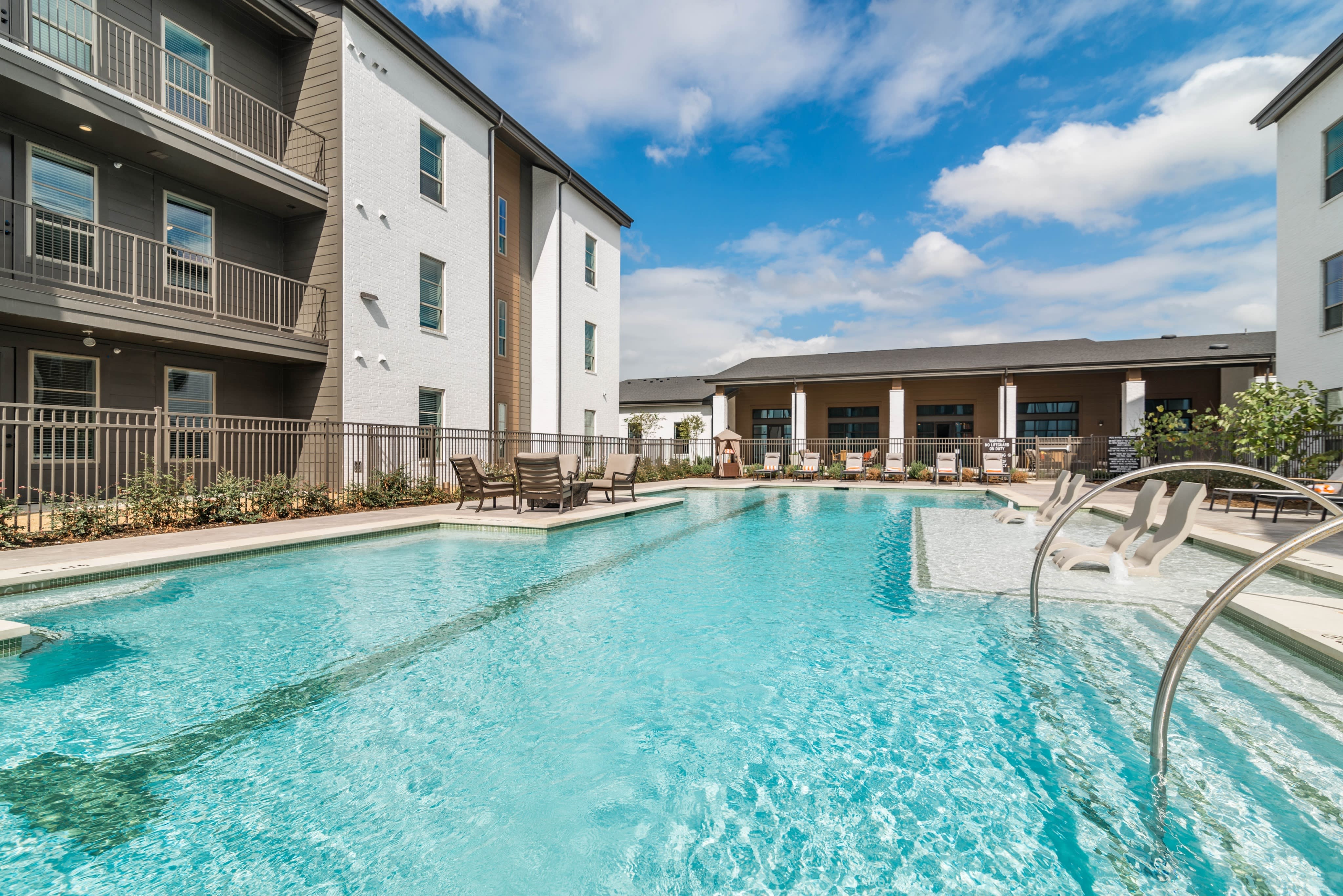 Album Benbrook 55 Apartment Homes – photo 1 of 317