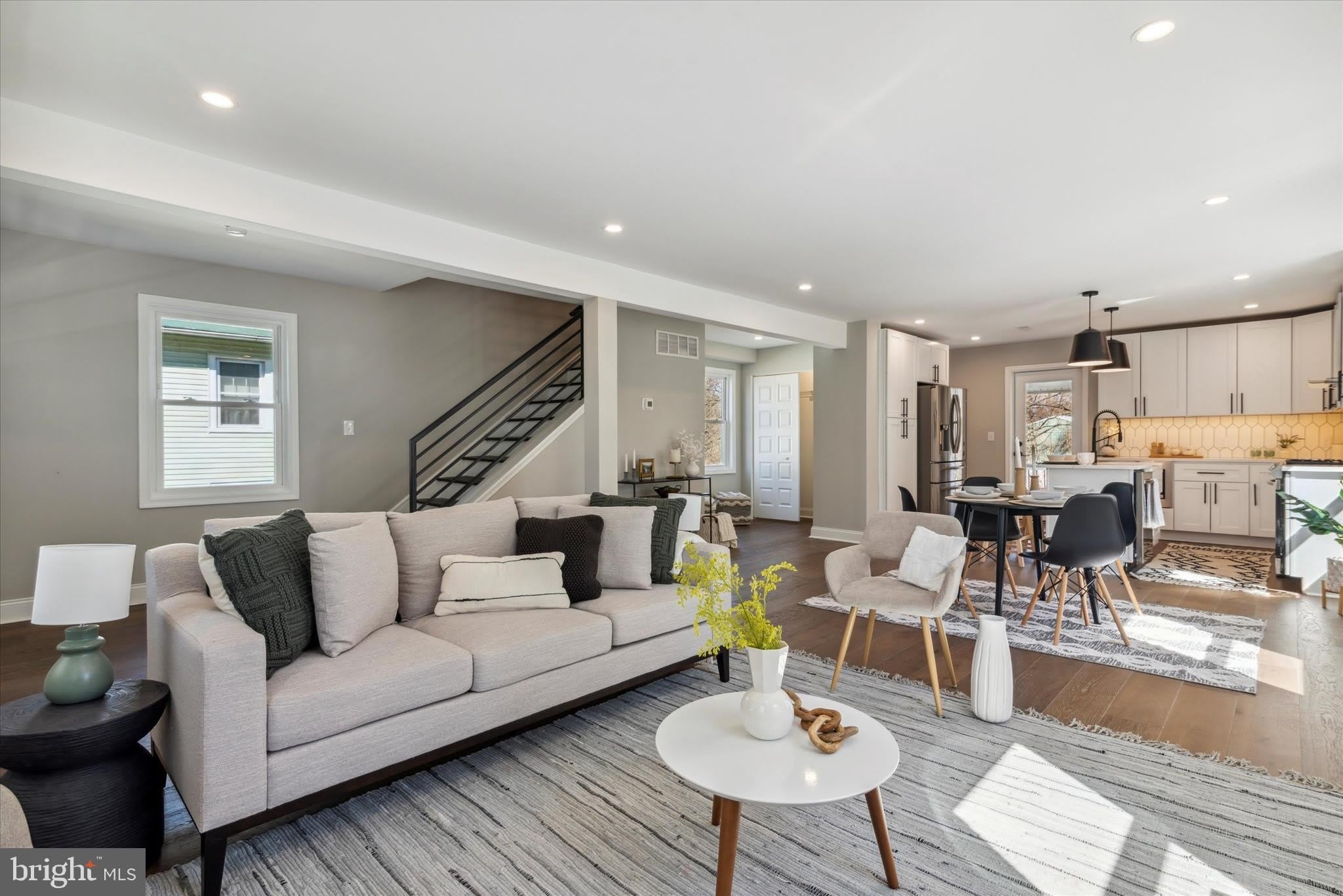 933 HENRY Avenue – photo 1 of 47