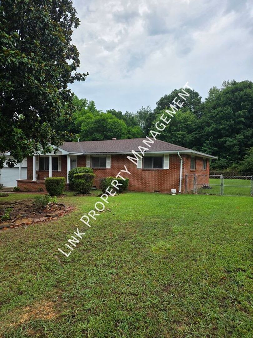 Coming Soon Don T Miss This 3 Bedroom 1 5 Baths With Garage Fenced Backyard Den And Patio For 1995 Near 153 – photo 1