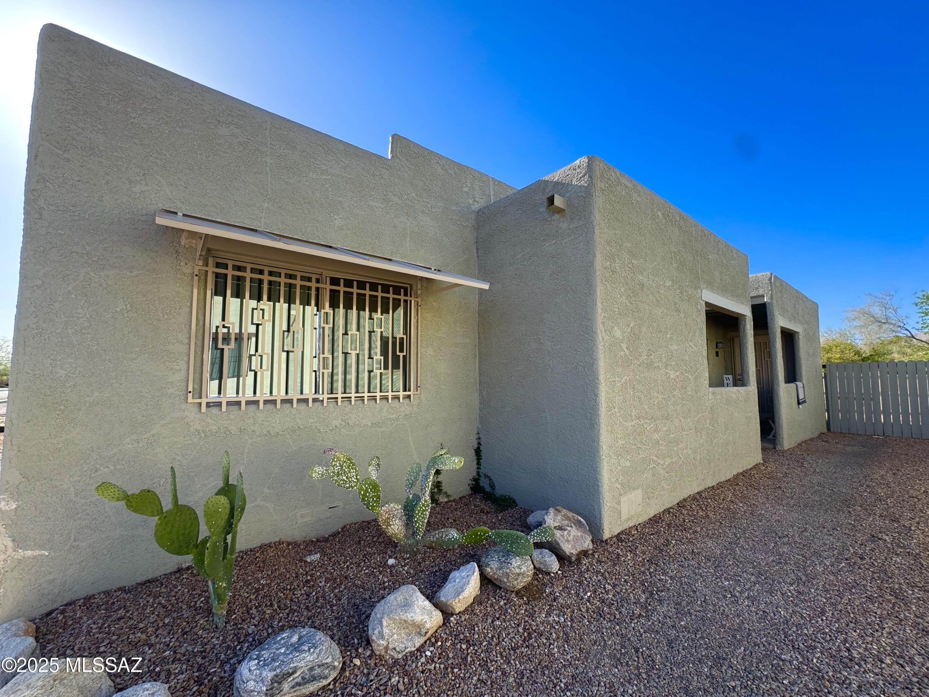 3323 E Blacklidge Drive – photo 1