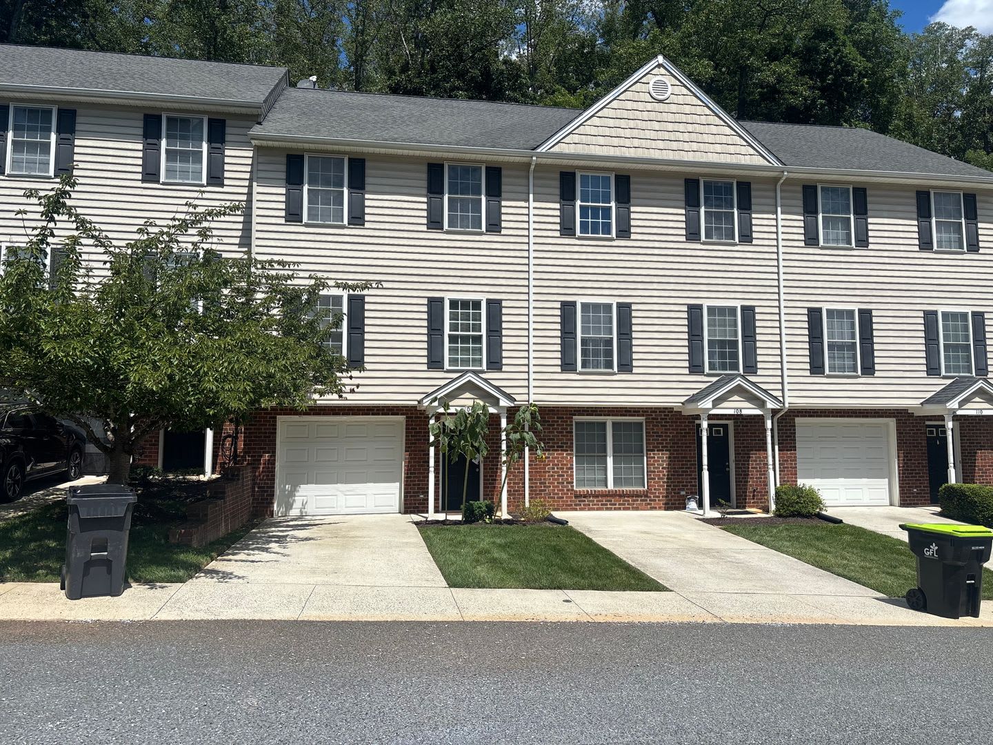 Crescentwood Townhomes On Lakeside Drive – photo 1