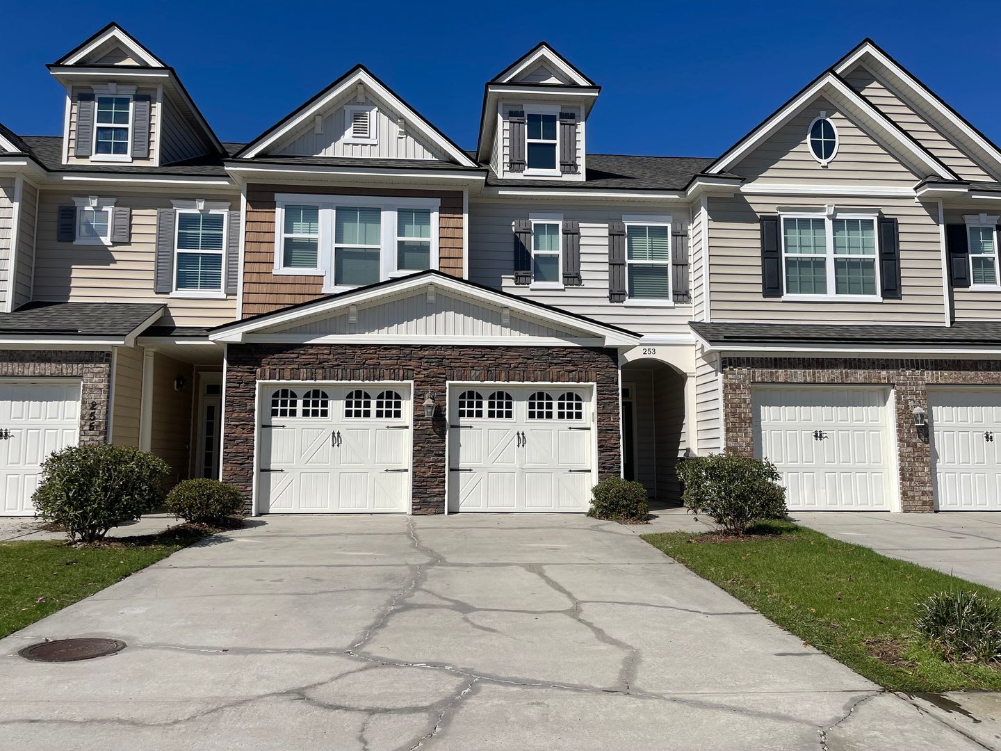 Gated Community W Pool Gym – photo 1 of 296