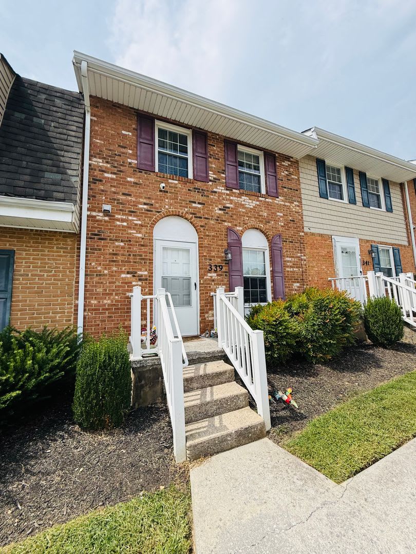 2 Bedroom, 1.5 Bath Townhouse – photo 1