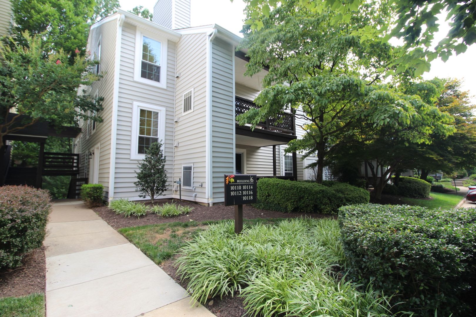 Large upper-level condo – photo 1 of 20