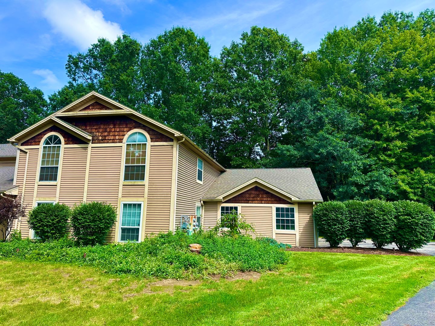 1306 Fox Run Ct, Youngstown, OH 44512 – photo 1 of 50