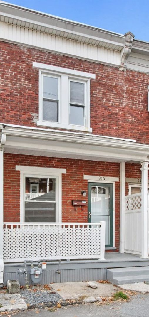 Bright 2 Bedroom, 1.5 Bath Home – photo 1 of 21