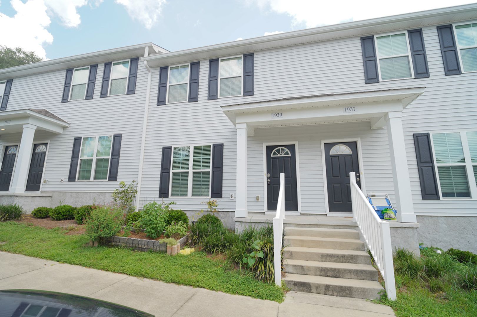 3 Bed / 3 Bath Townhome near Campus with Amenities! – photo 1