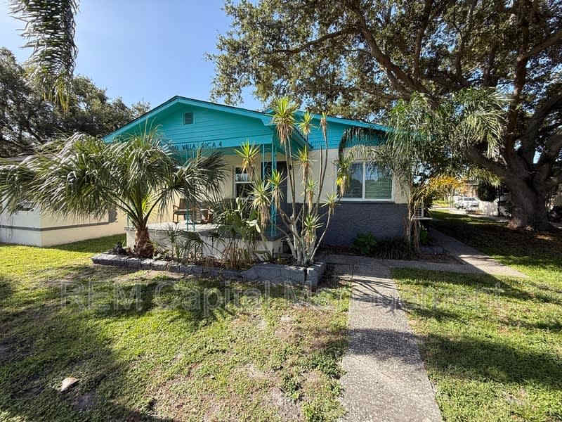 300 30th Ave N – photo 1 of 9