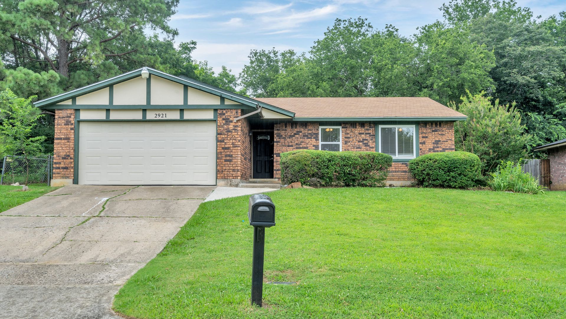 Beautifully Redone 3 Bedroom House! Available for Immediate Move in! – photo 1