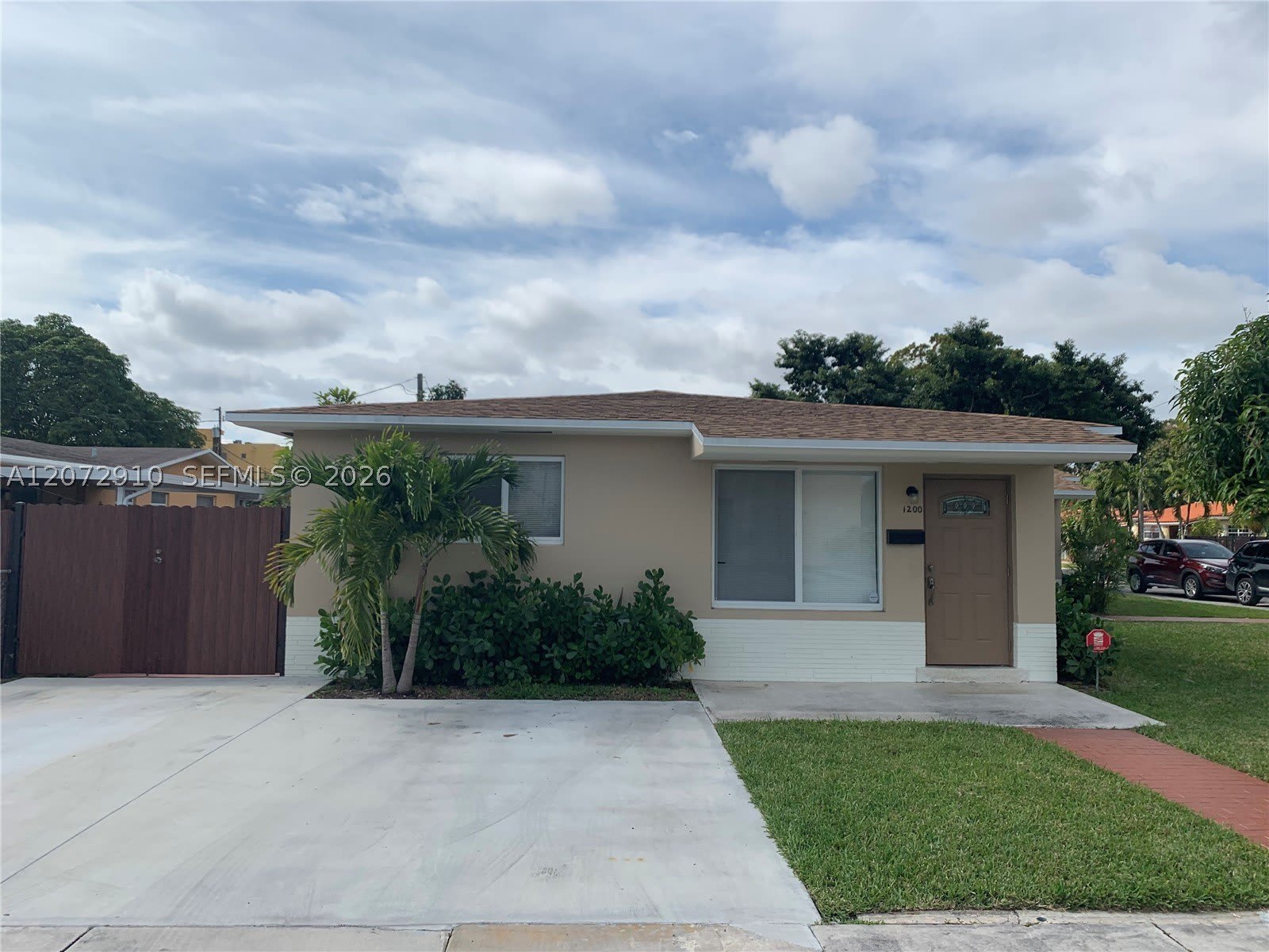 1200 SW 31st Ave – photo 1