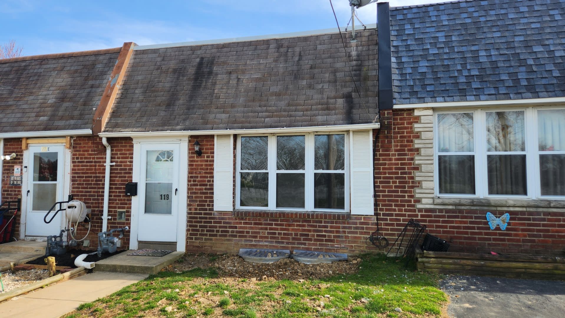 Row home with stainless appliances, central a/c, small pets ok*! – photo 1 of 17