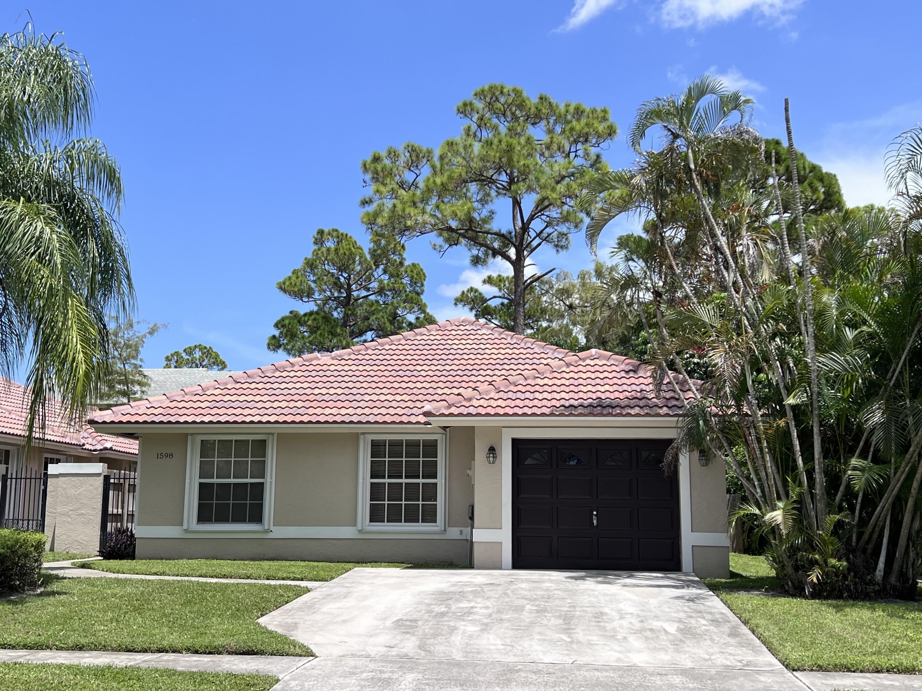 1598 Hawthorne Place – photo 1