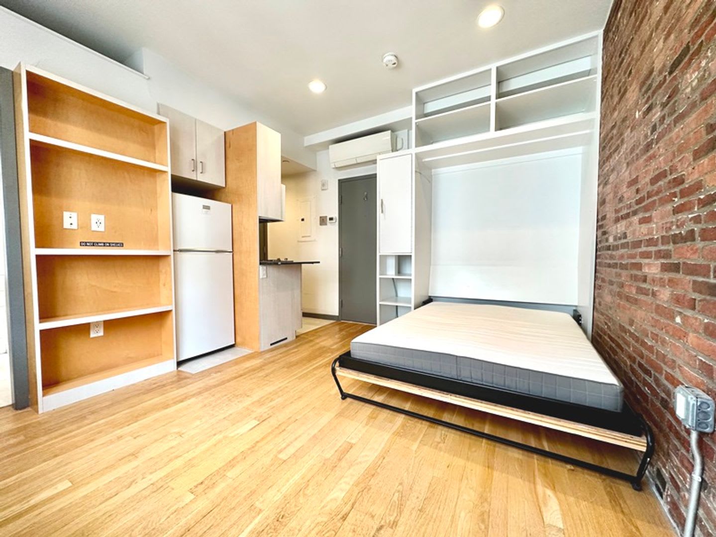 Stylish Beacon Hill Studio With Ac On Site Laundry – photo 1