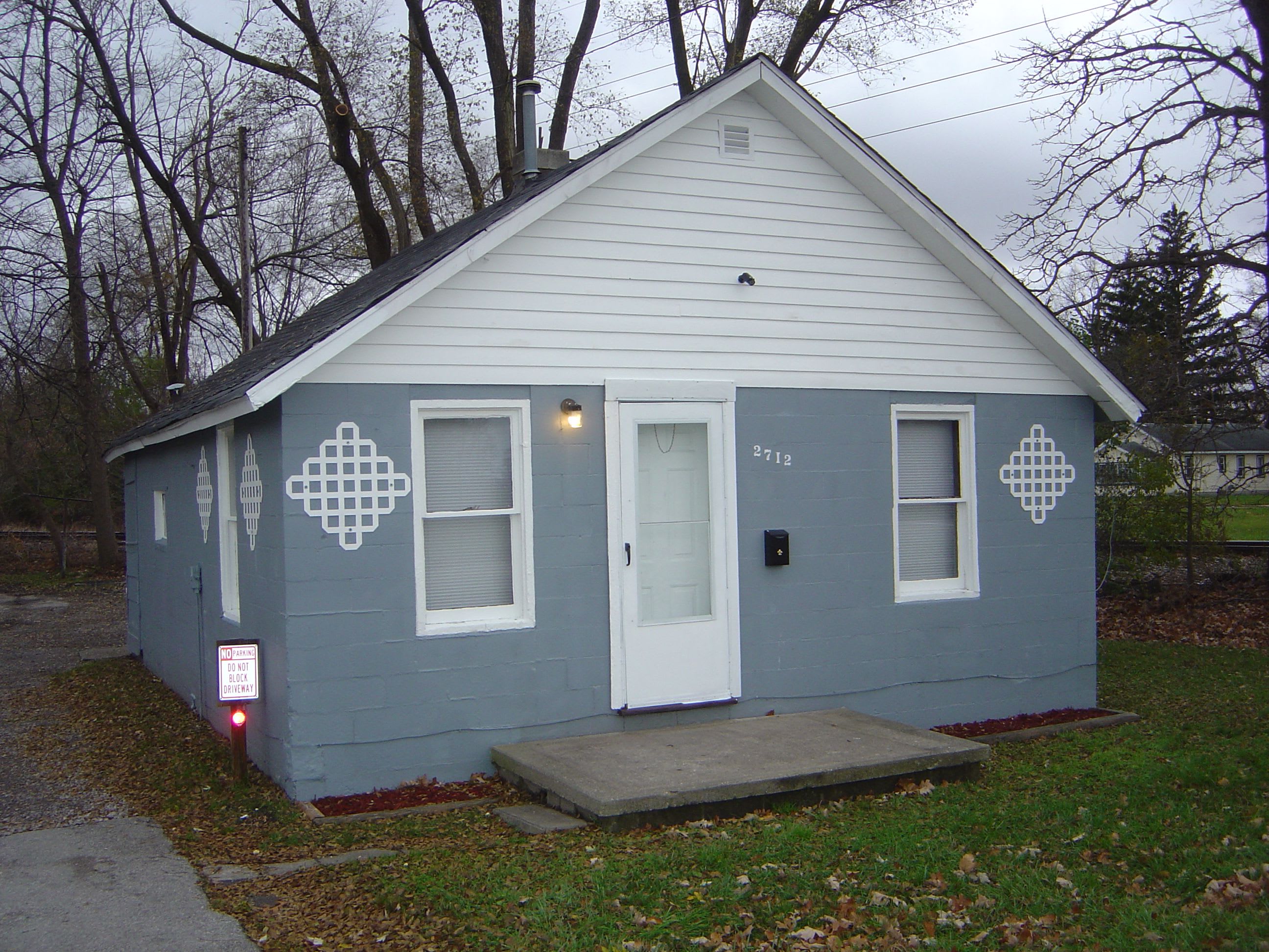2712 Webber – photo 1 of 5