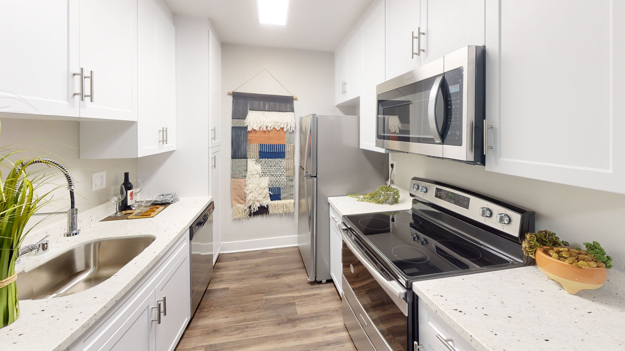 Axiom Tustin – photo 1 of 41