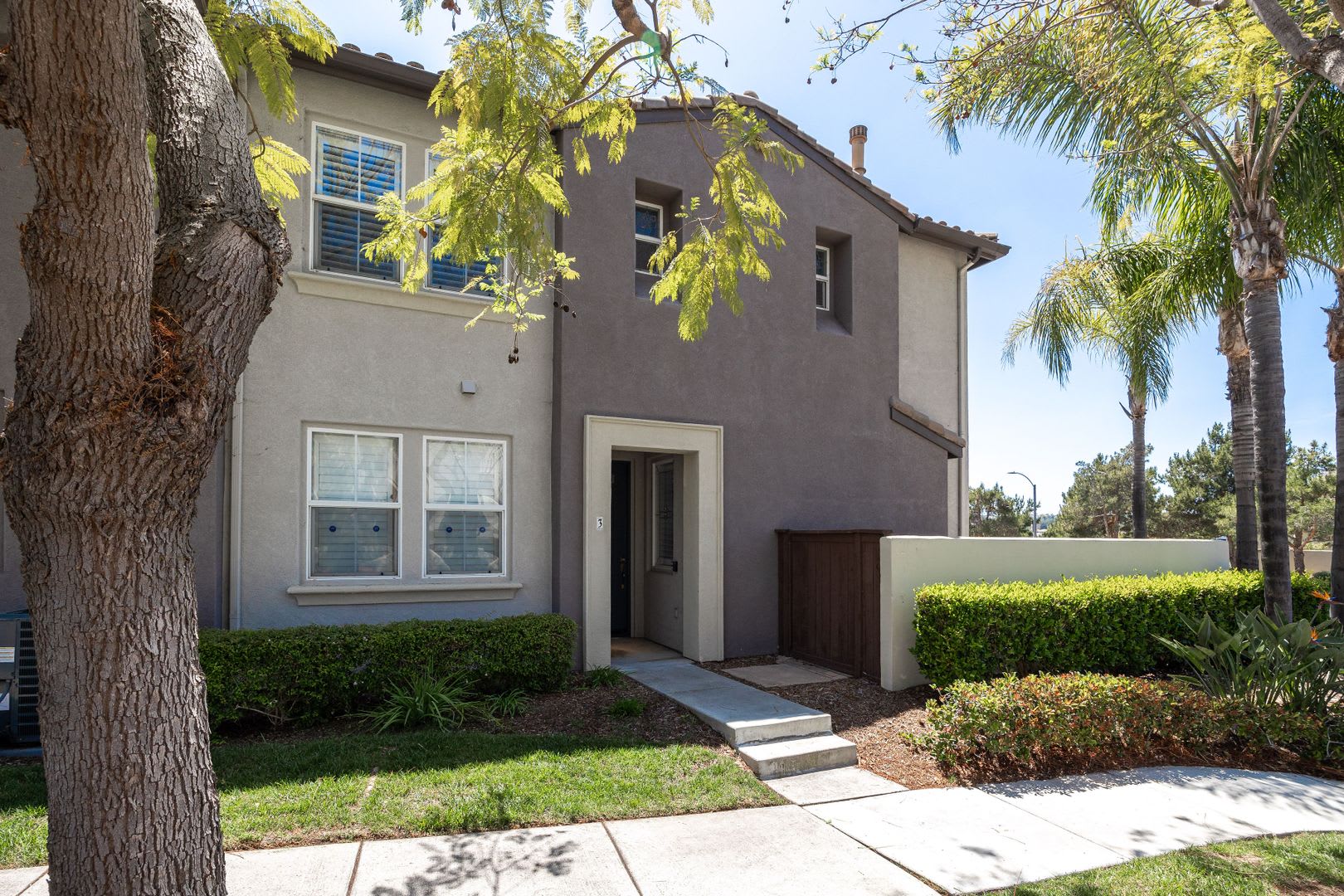 Live Big in Eastlake! This is the ONE. – photo 1