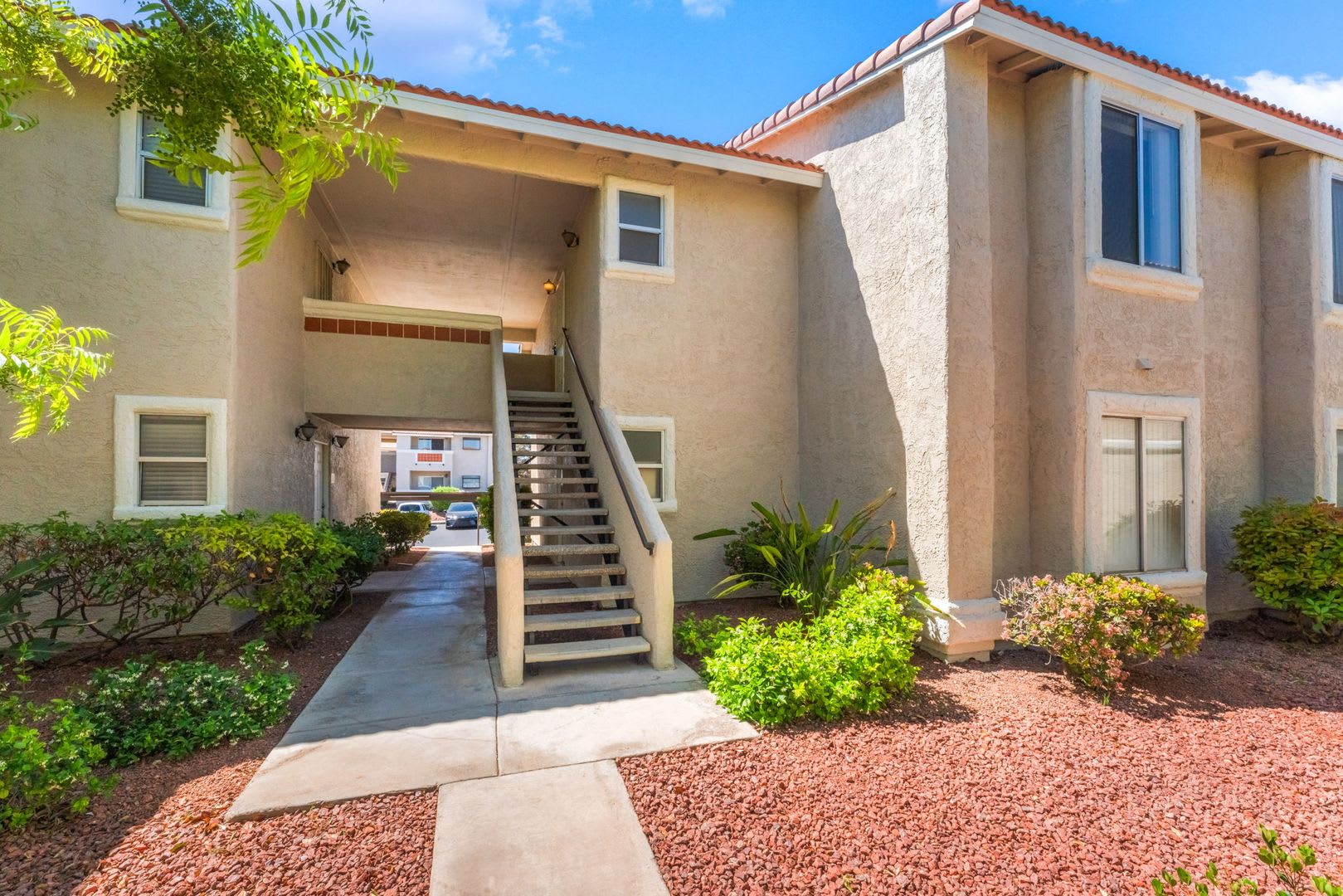 Charming Condo With New Carpet Paint Located Just Minutes Away From Summerlin – photo 1