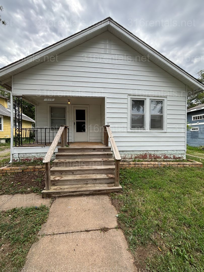 Two Bedroom One Bath House Available Now – photo 1