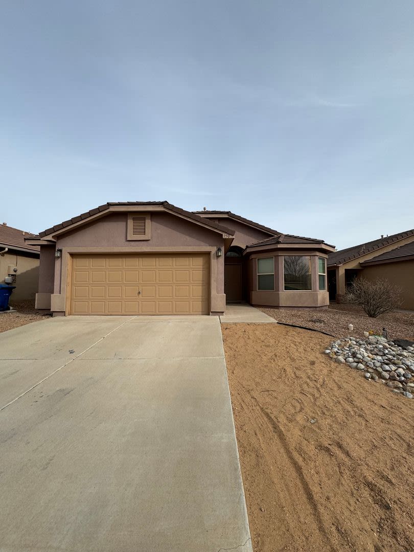 3 bed 2 bath home in Huning Ranch! – photo 1 of 15