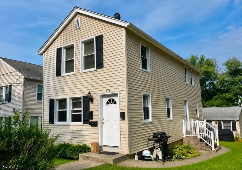 96 Burnet Rd – photo 1 of 12