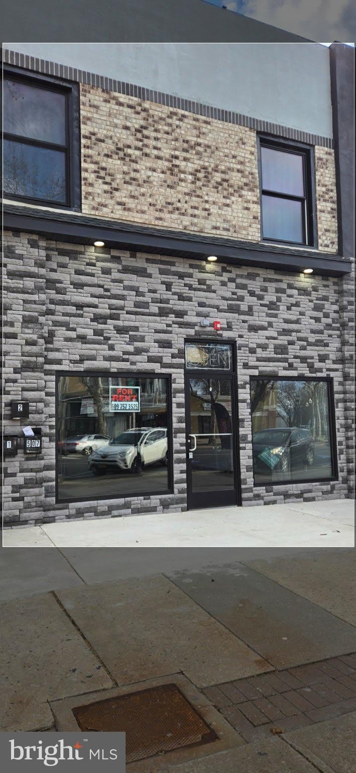 507 E LANDIS Avenue – photo 1 of 8