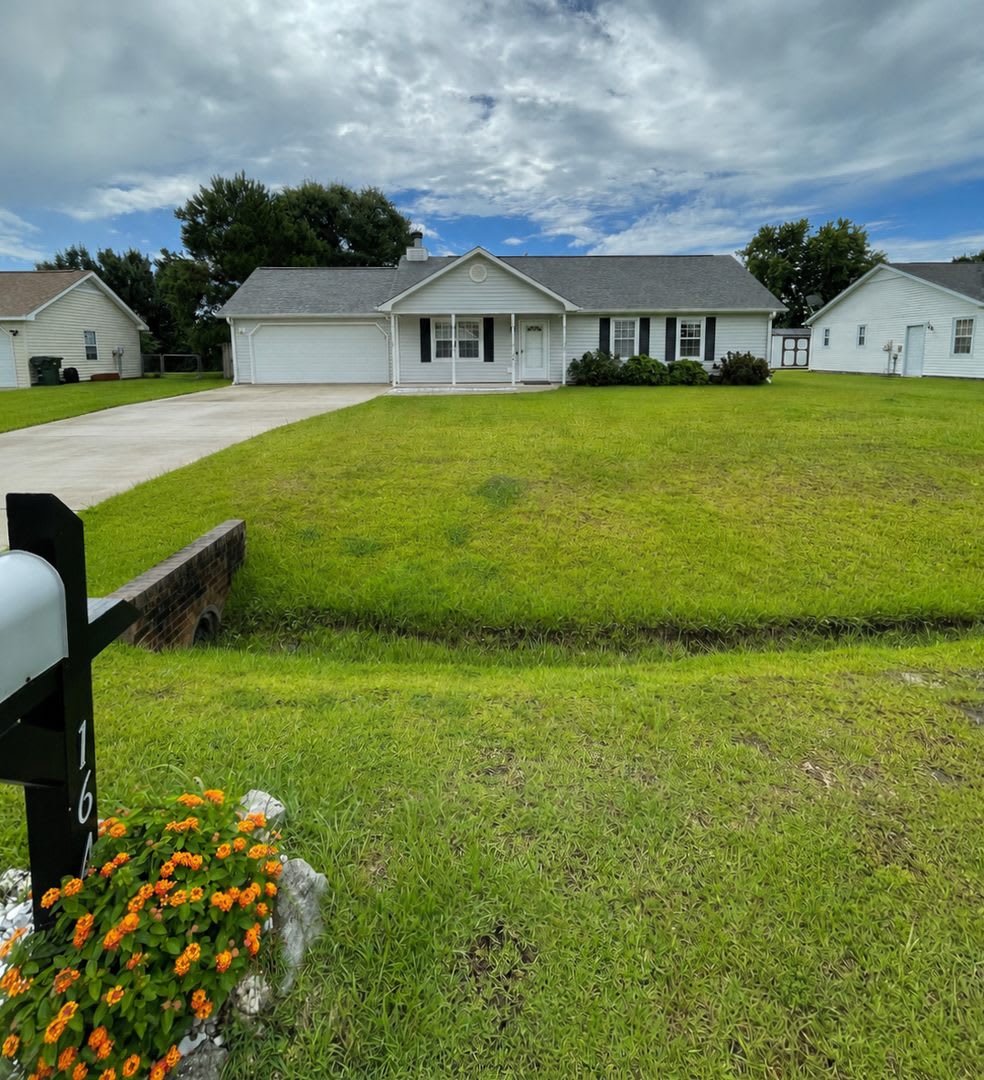 Beautiful Home in Hubert – photo 1
