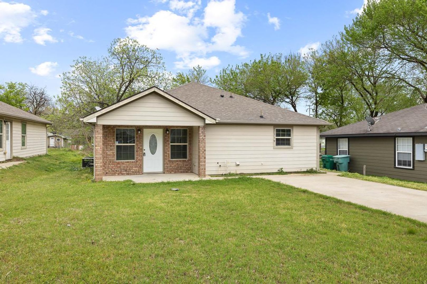 Step Into Comfort And Modern Convenience With This Charming 3 Bedroom 2 Bathroom Home In Sherman Texas – photo 1