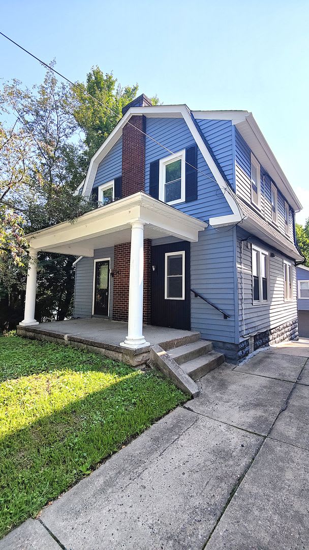 *Beautifully Updated & Spacious 3BD/2BA Single Family Home Available in East Liberty* – photo 1