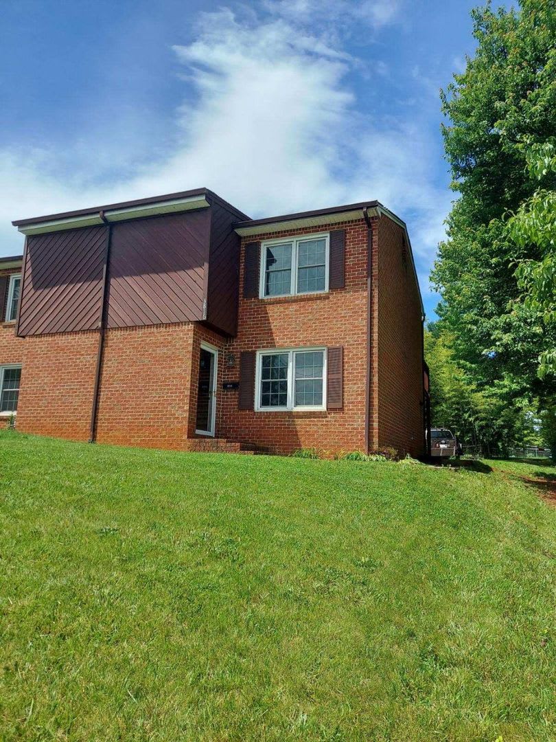 Beautiful Roanoke 2 Bed 2 Bath Duplex – photo 1