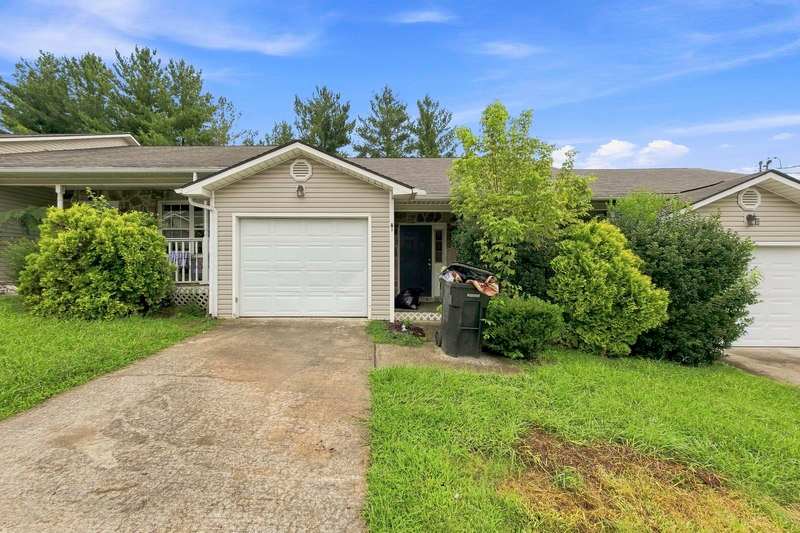 106 Stone Henge Lane – photo 1 of 10