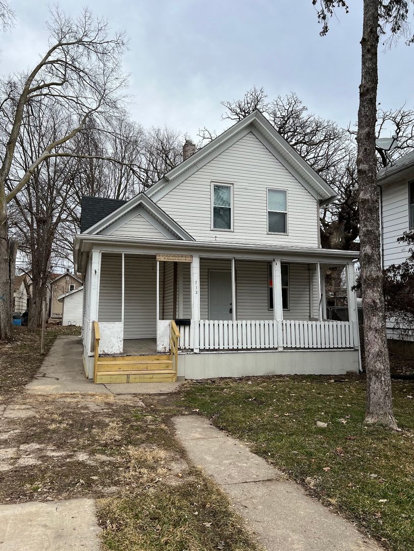 Spacious 2 Bedroom, 2 Bathroom Home for Rent – 712 E. 15th St., Davenport, IA 52803 – photo 1