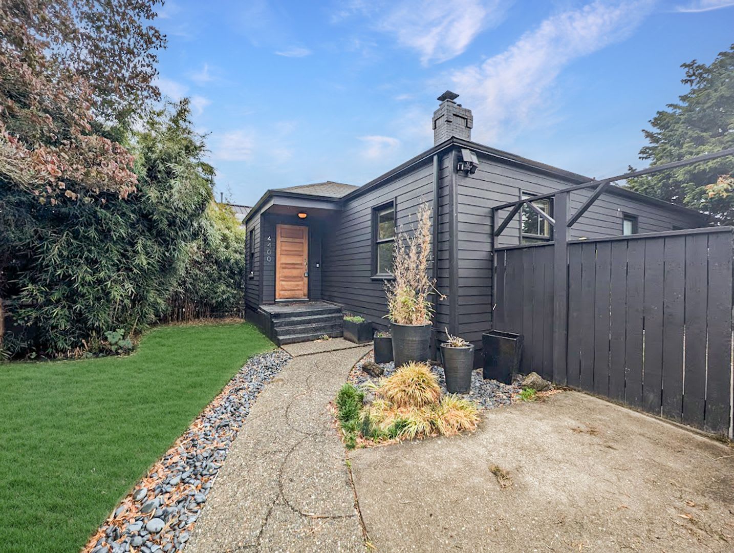 Seattle Gem: Luxurious 2-Bed Oasis with Hot Tub, Garage, and Prime Location – photo 1