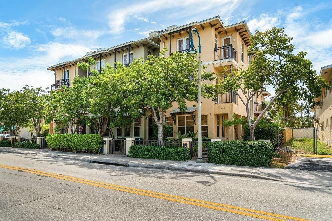 811 S Federal Highway – photo 1
