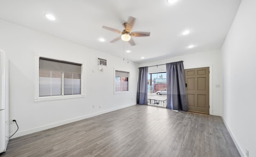 5760 Melrose Ave – photo 1