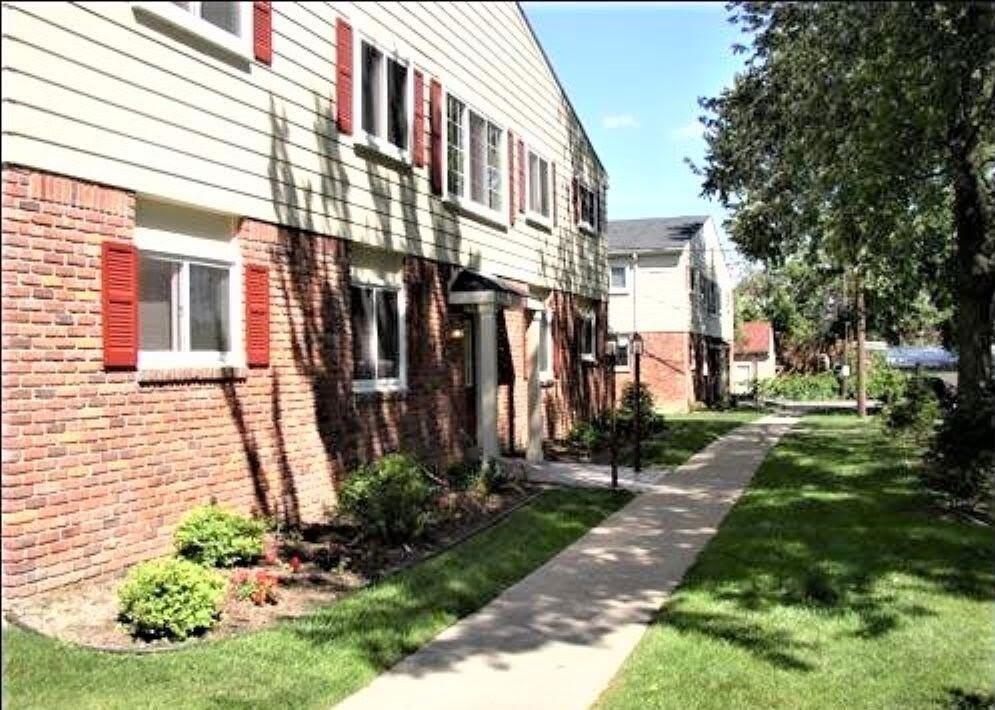 739 W Maple Road – photo 1 of 17