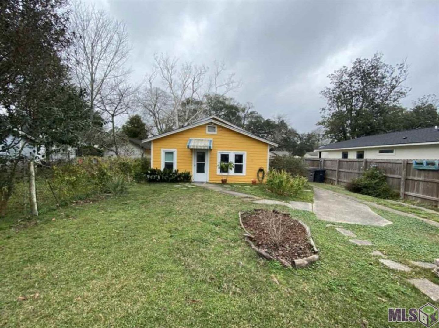 Inviting 2 Bed 1 Bath Home – photo 1