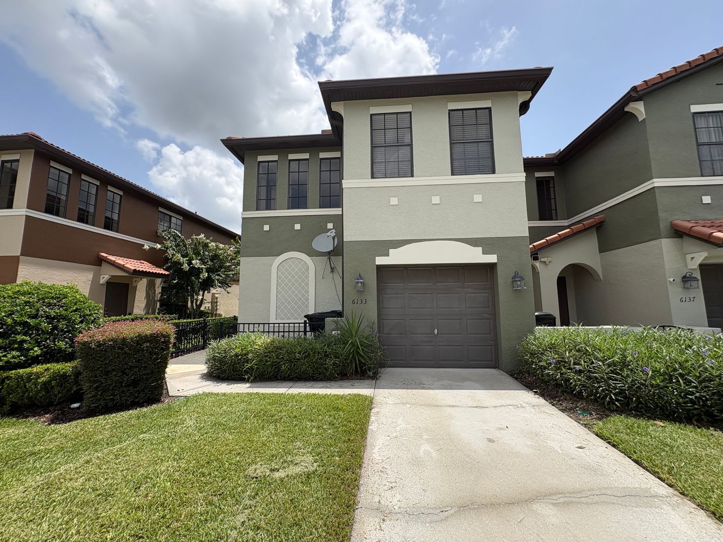 Beautiful Corner Unit Townhome In Gated Tivoli Gardens 3 Bedrooms Loft Conservation Views – photo 1