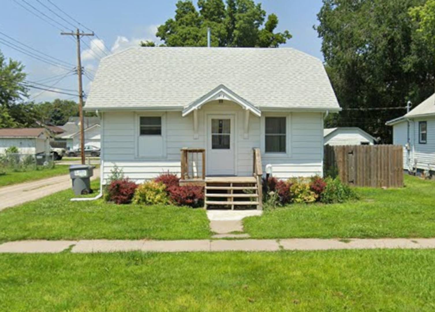 Spacious 3 Bedroom, 2 Bathroom house! – photo 1 of 13