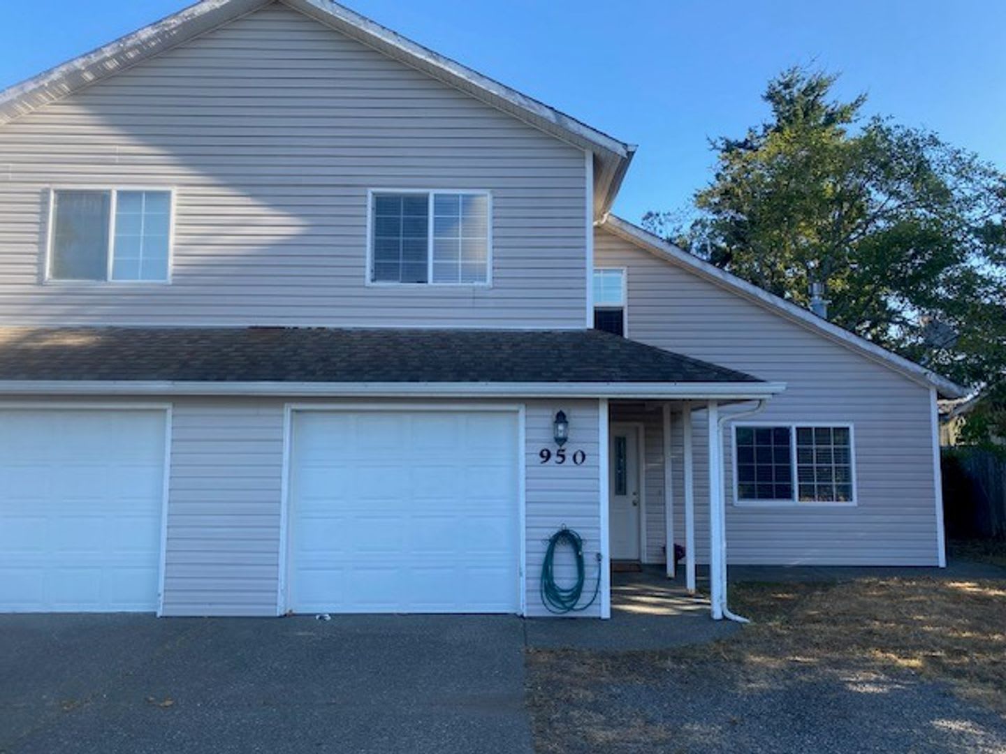 SPACIOUS 3 BEDROOM 2 BATH DUPLEX IN BEAUTIFUL COOS BAY! – photo 1 of 26